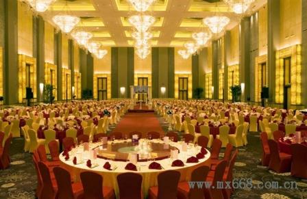 台州酒店大型宴会厅餐桌椅摆台图片